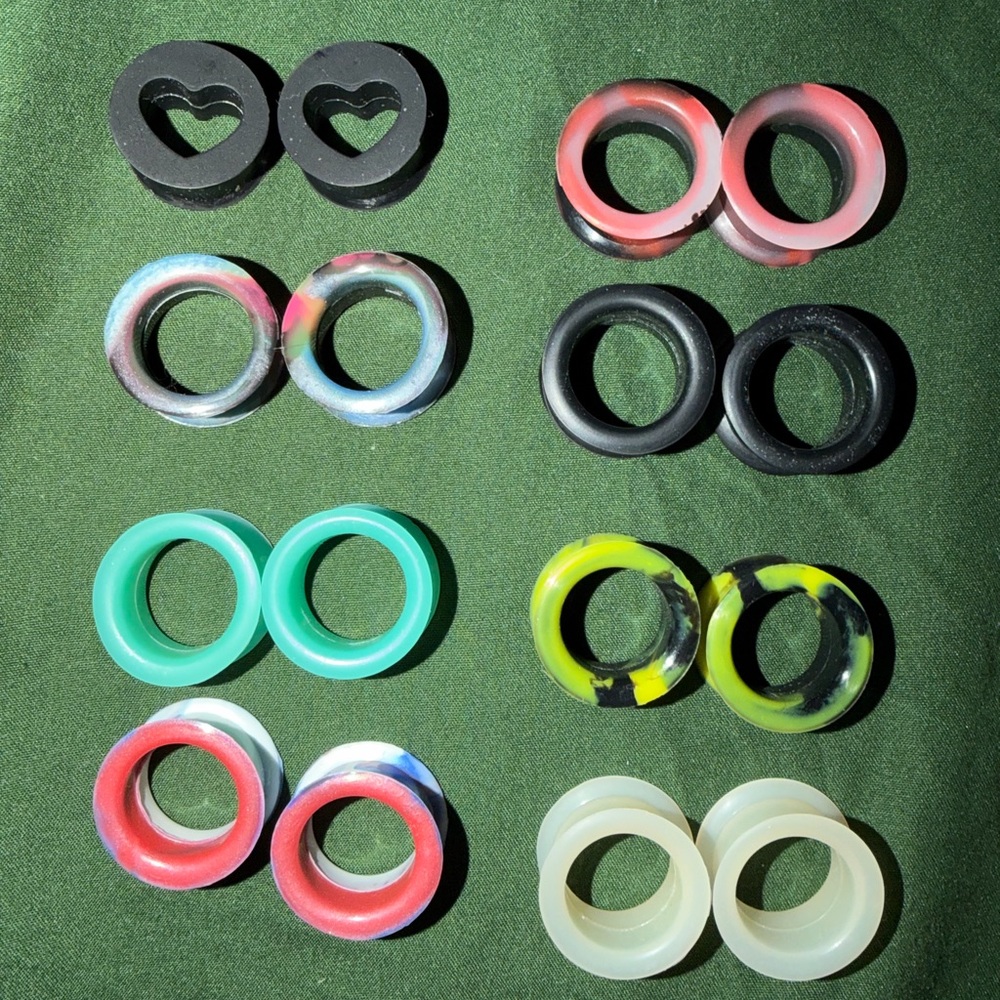 16 pairs of ear tunnels and plugs size 3/4inch